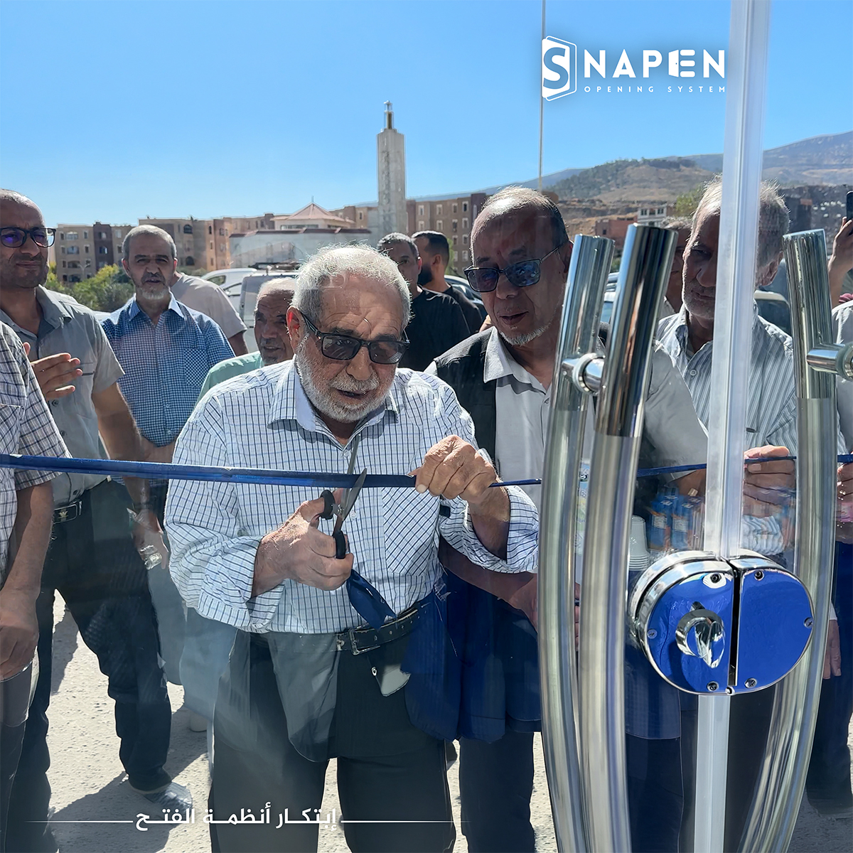 Coupure du ruban lors de l'inauguration du showroom de Batna