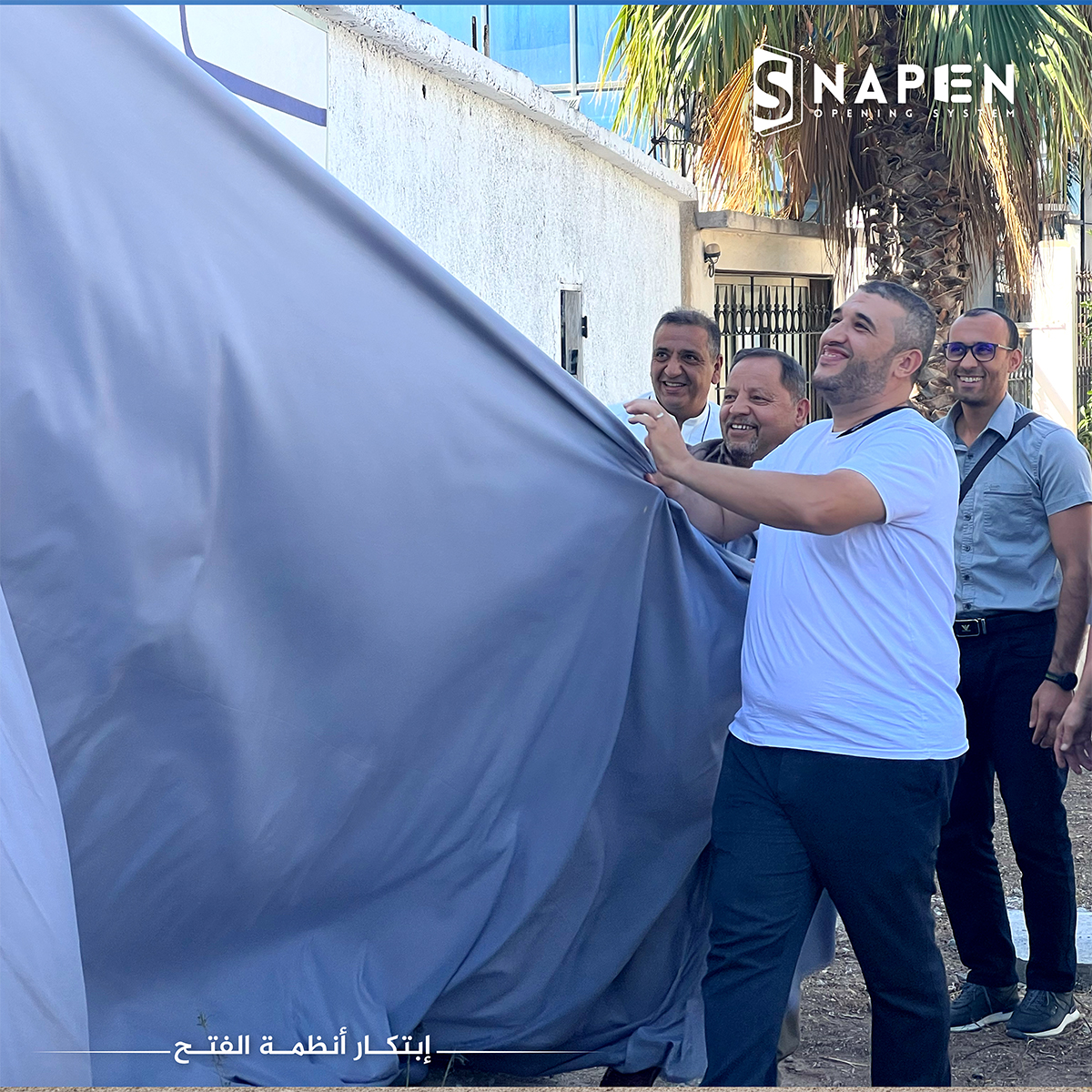 Retrait de la bâte pour révéler la façade du showroom