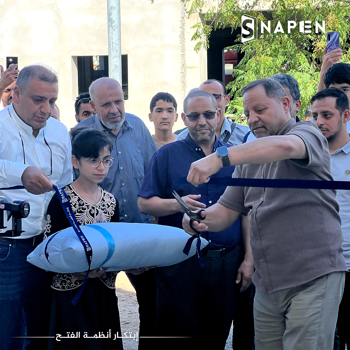Coupure du ruban lors de l'inauguration du showroom de Constantine