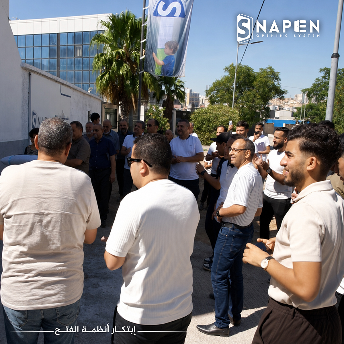 Invités et professionnels réunis devant le showroom de Constantine