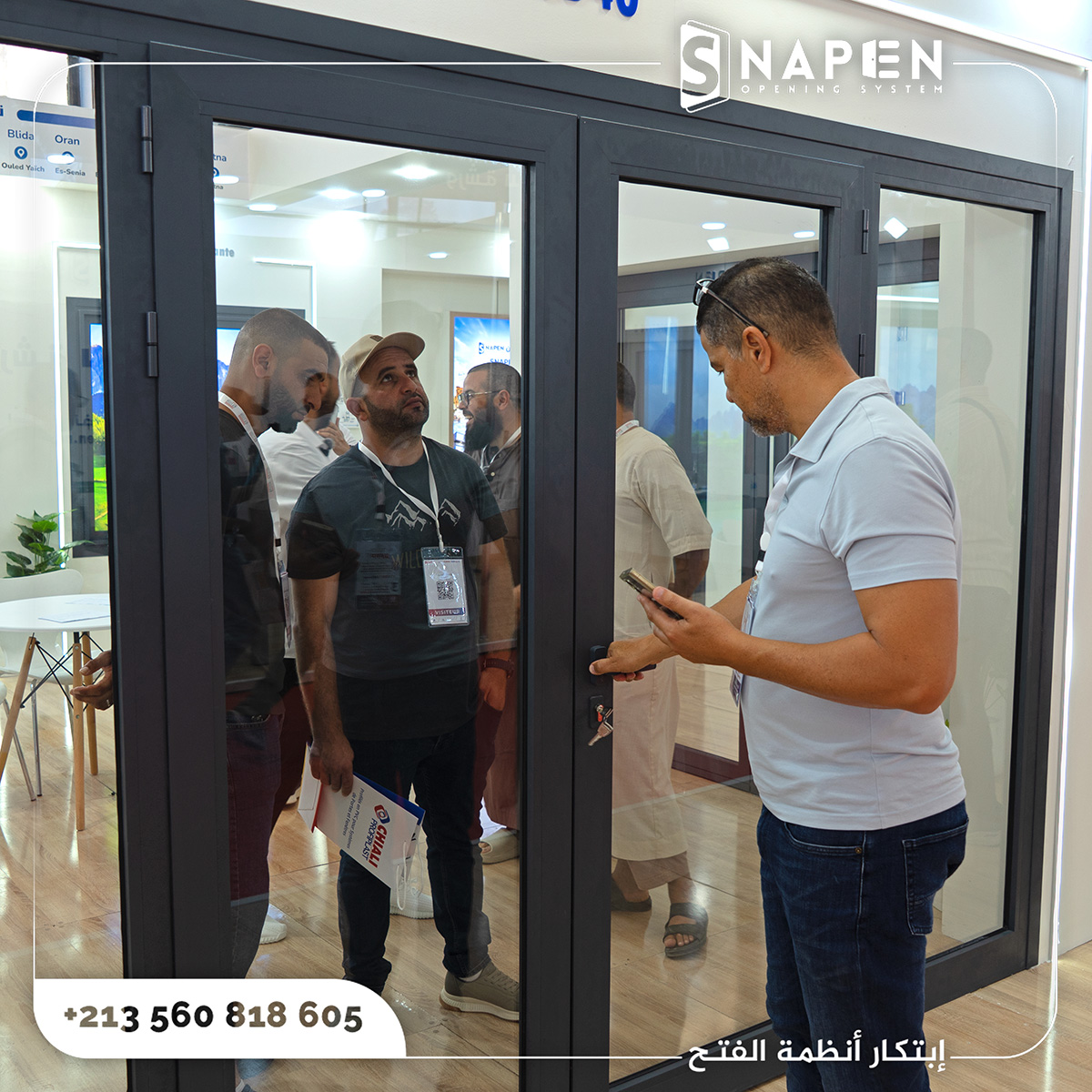 Présentation d'une porte-fenêtre SB40 aux visiteurs du salon SIFFP 2026