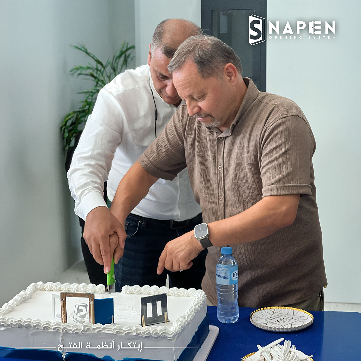 Coupe du gâteau aux couleurs SNAPEN pendant l'inauguration