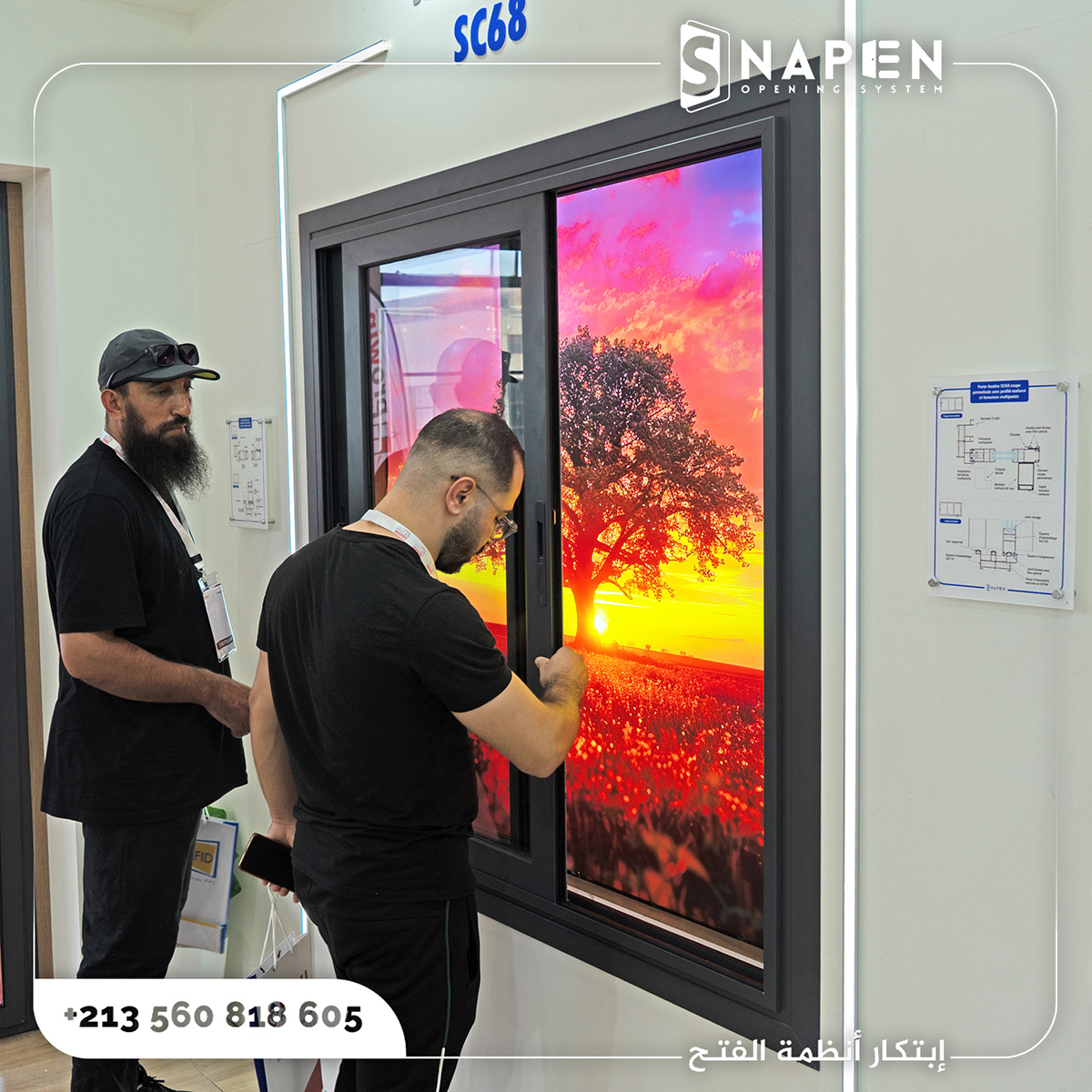 Visiteurs découvrant la fenêtre coulissante SC68 au stand SNAPEN du SIFFP 2026