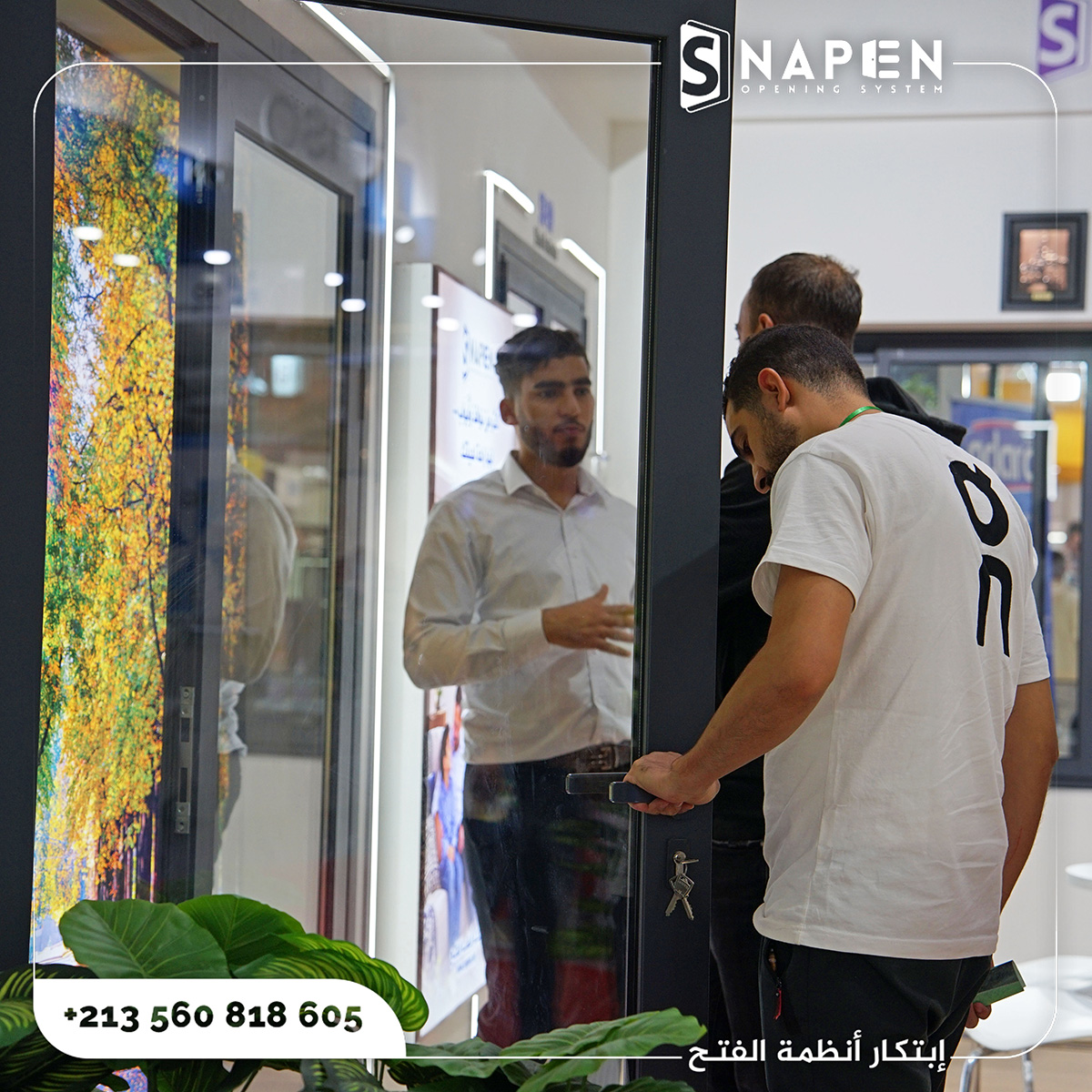 Visiteurs manipulant les ouvrants de la collection SB40 au stand SNAPEN