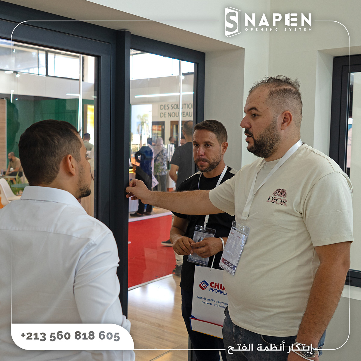 Démonstration d'une porte-fenêtre devant les visiteurs du stand SNAPEN — premier jour du salon SIFFP 2026