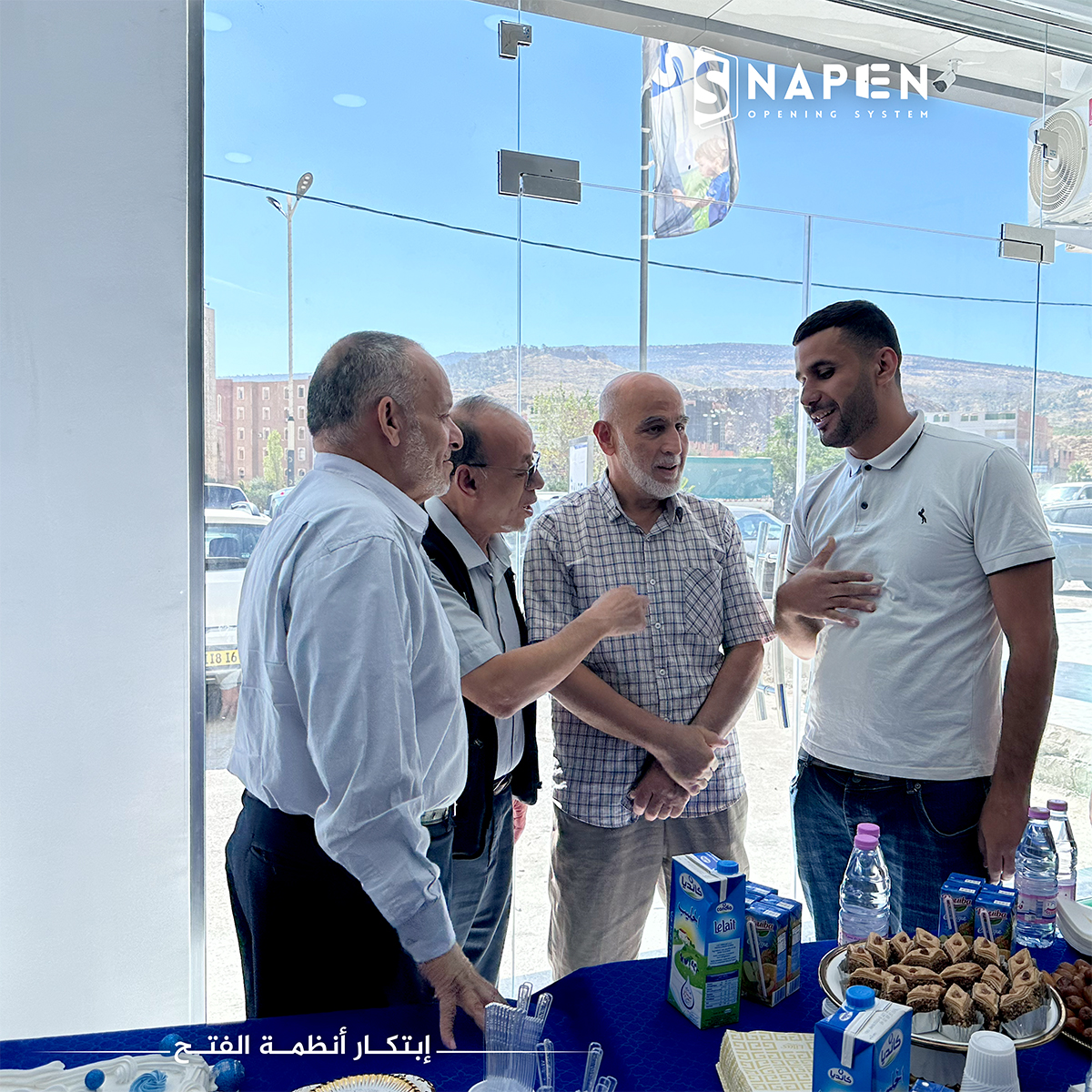 Invités et échanges autour du stand de réception à Batna