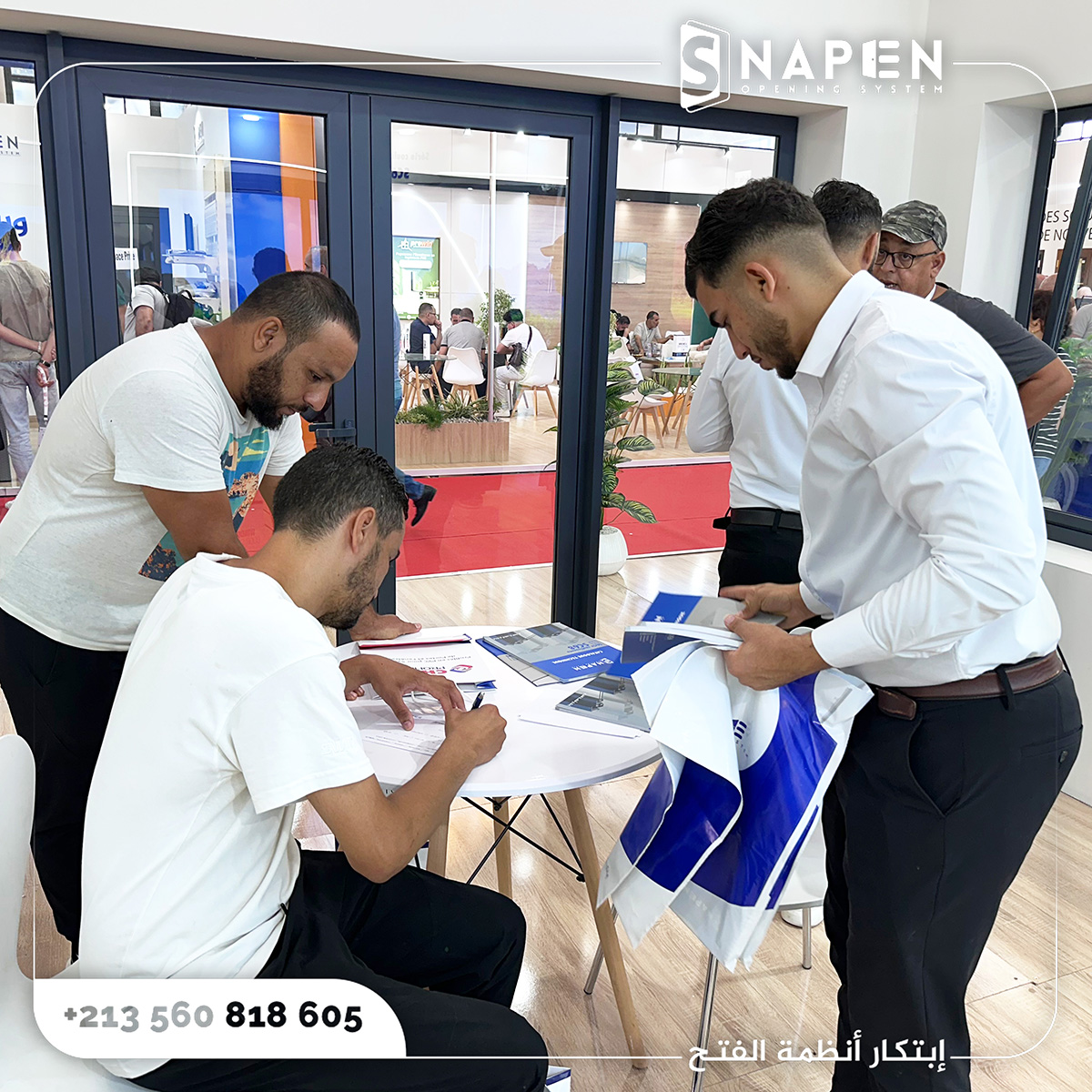 Signature de commandes et remise des catalogues aux visiteurs du salon SIFFP 2026